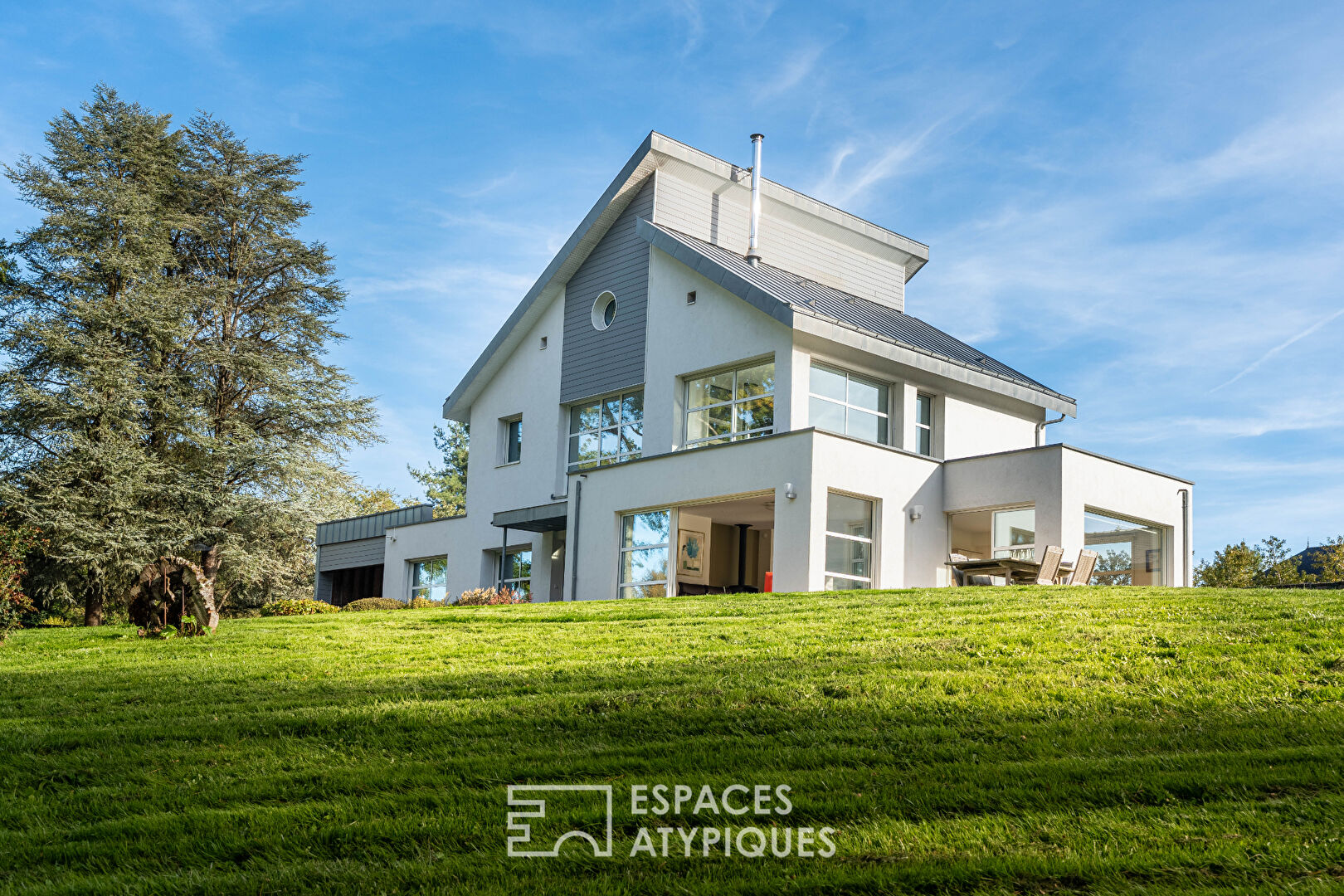 Maison familiale aux grands volumes et son jardin arboré