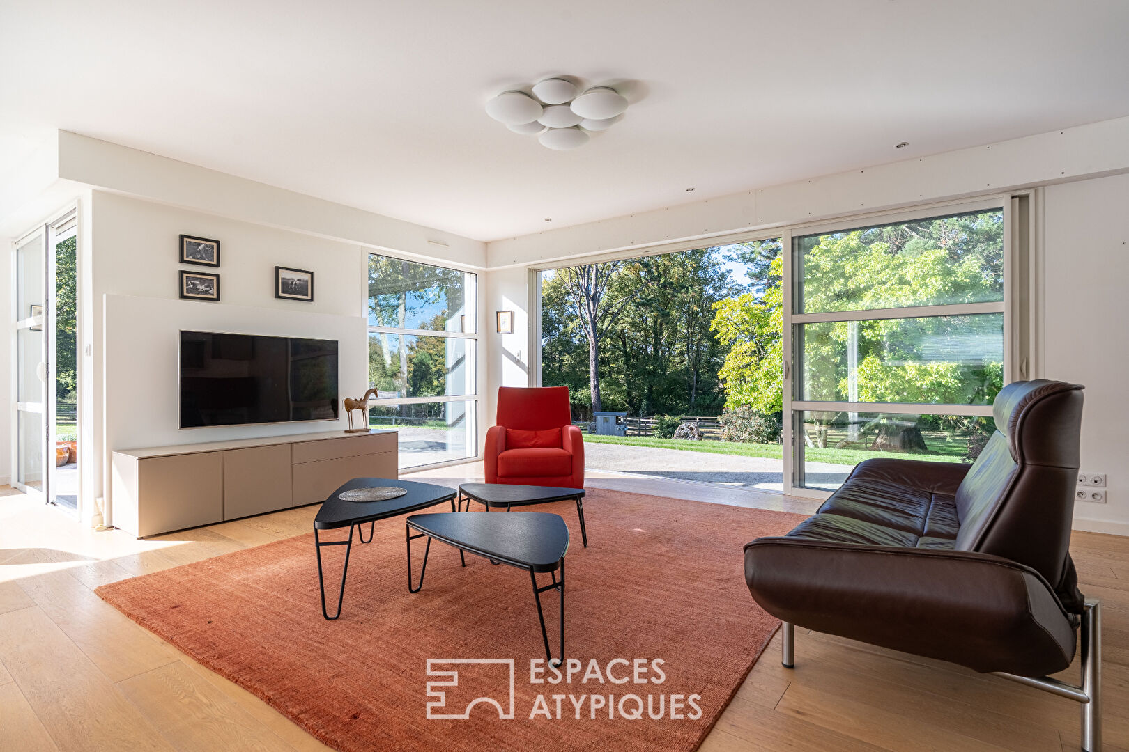 Maison familiale aux grands volumes et son jardin arboré