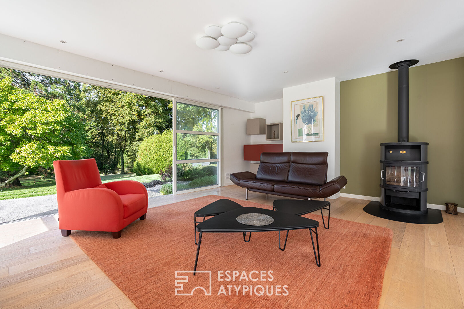 Maison familiale aux grands volumes et son jardin arboré