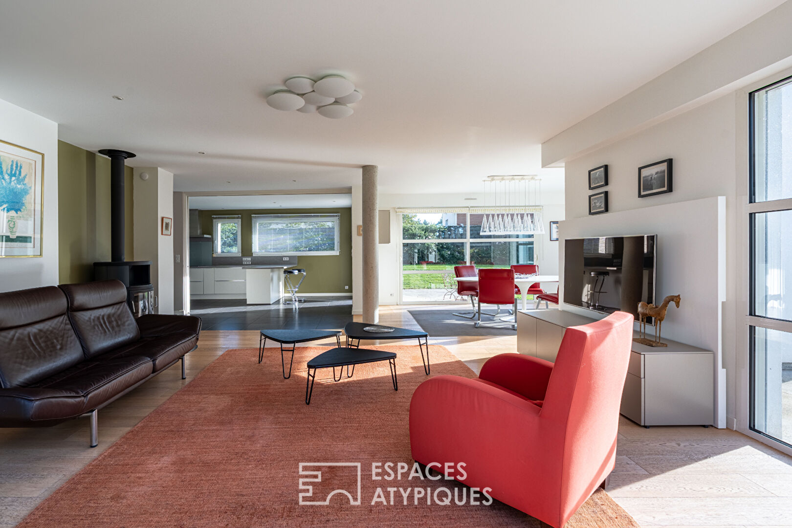 Maison familiale aux grands volumes et son jardin arboré