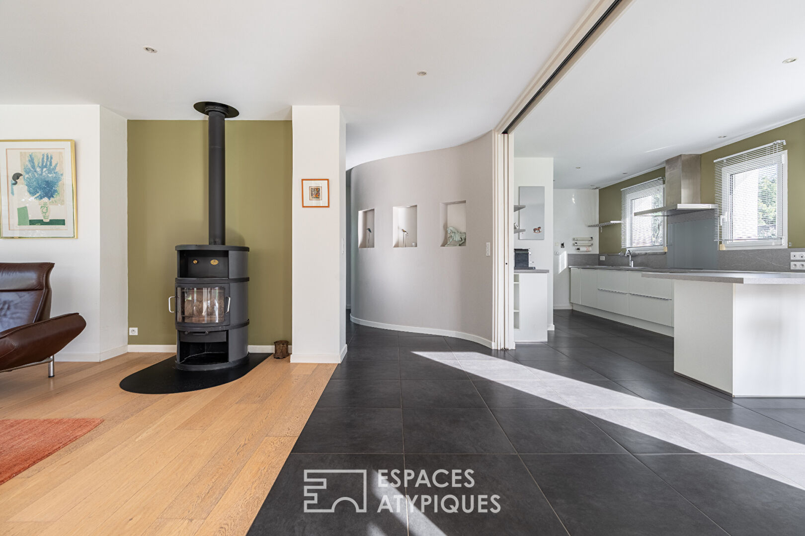 Maison familiale aux grands volumes et son jardin arboré