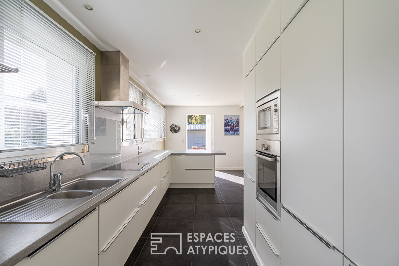 Maison familiale aux grands volumes et son jardin arboré