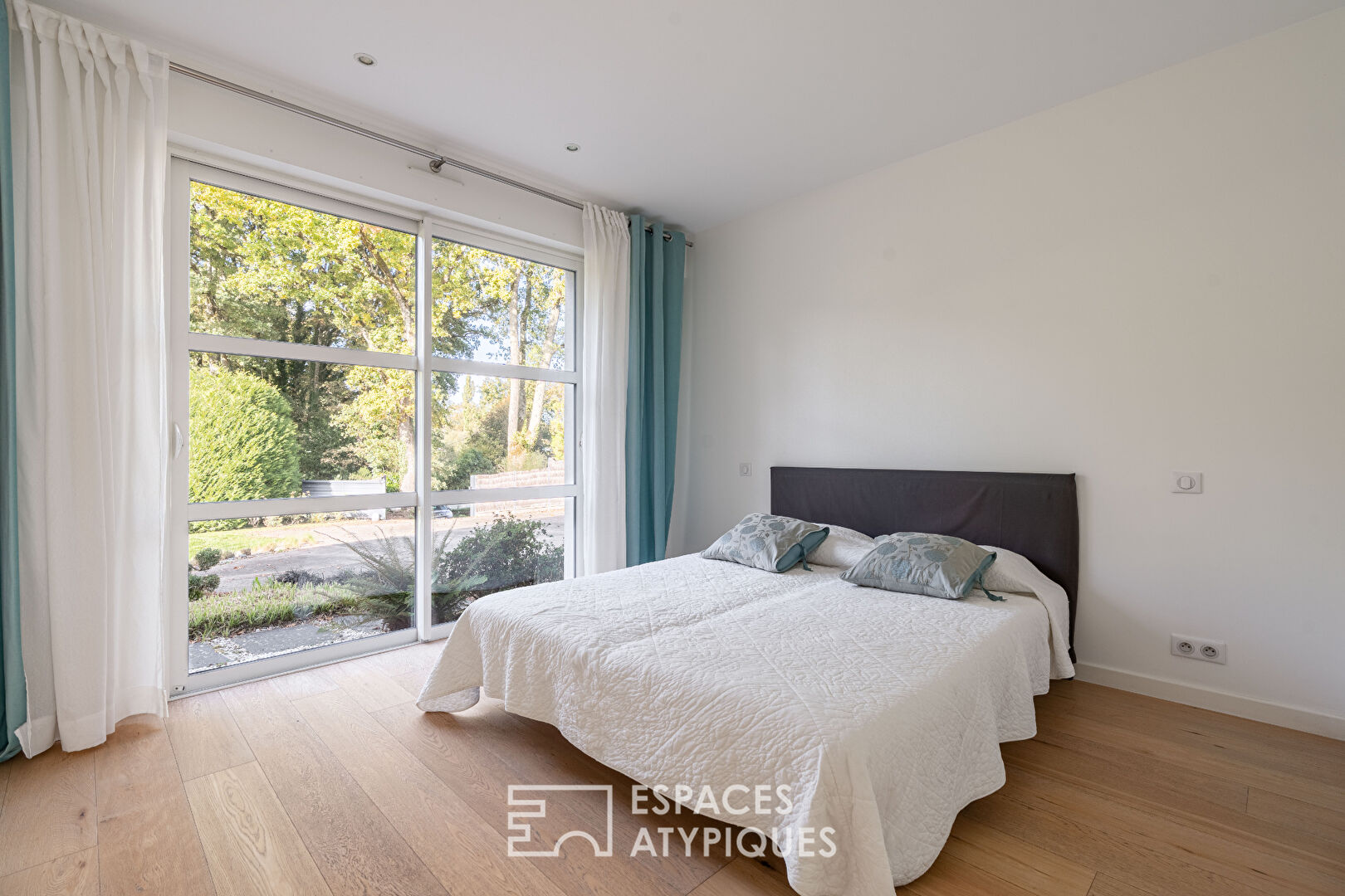 Maison familiale aux grands volumes et son jardin arboré