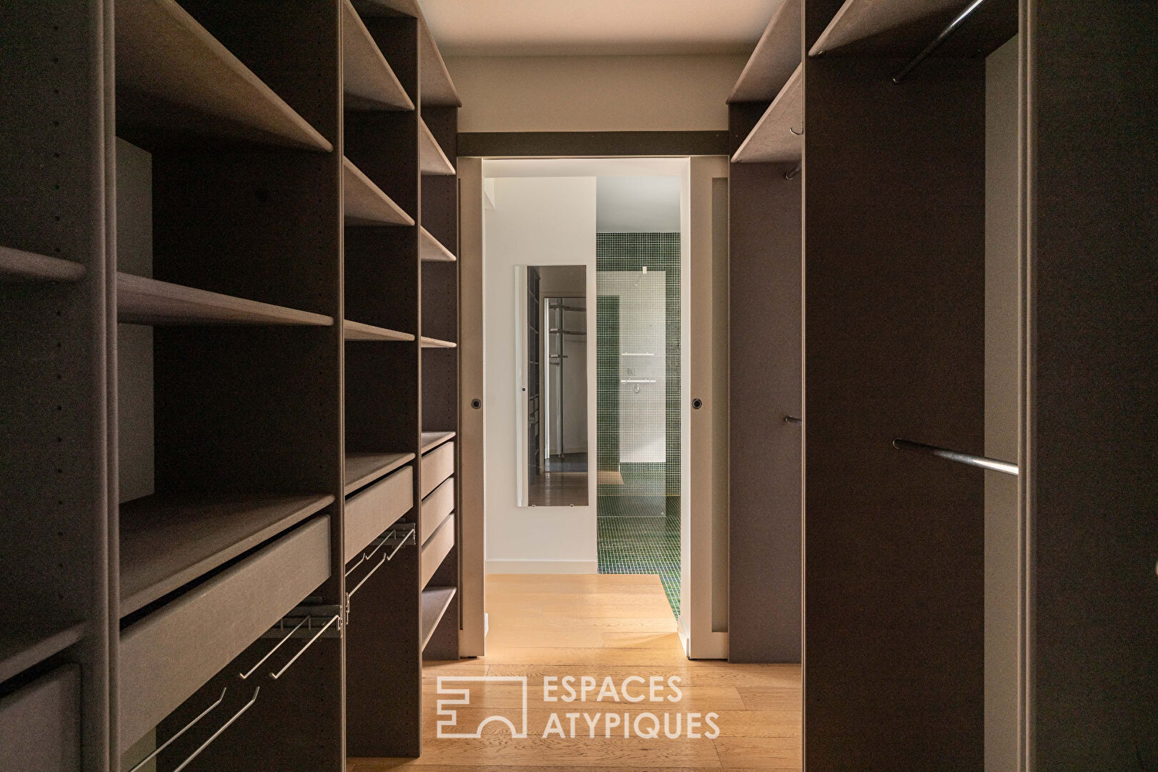 Maison familiale aux grands volumes et son jardin arboré