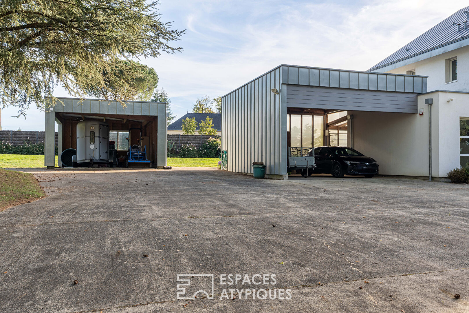 Maison familiale aux grands volumes et son jardin arboré