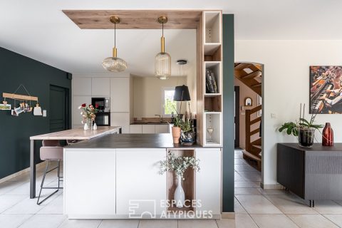 Maison en impasse avec jardin intime et piscine couverte, au cœur du bourg.