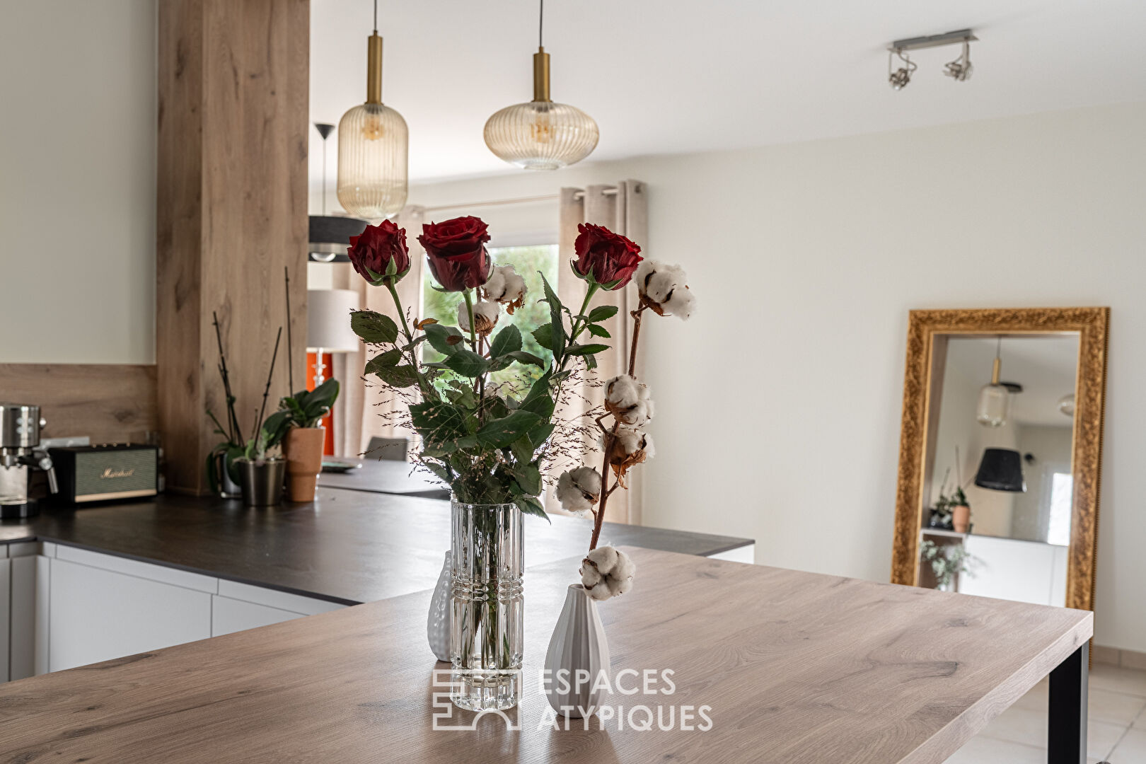 Maison en impasse avec jardin intime et piscine couverte, au cœur du bourg.