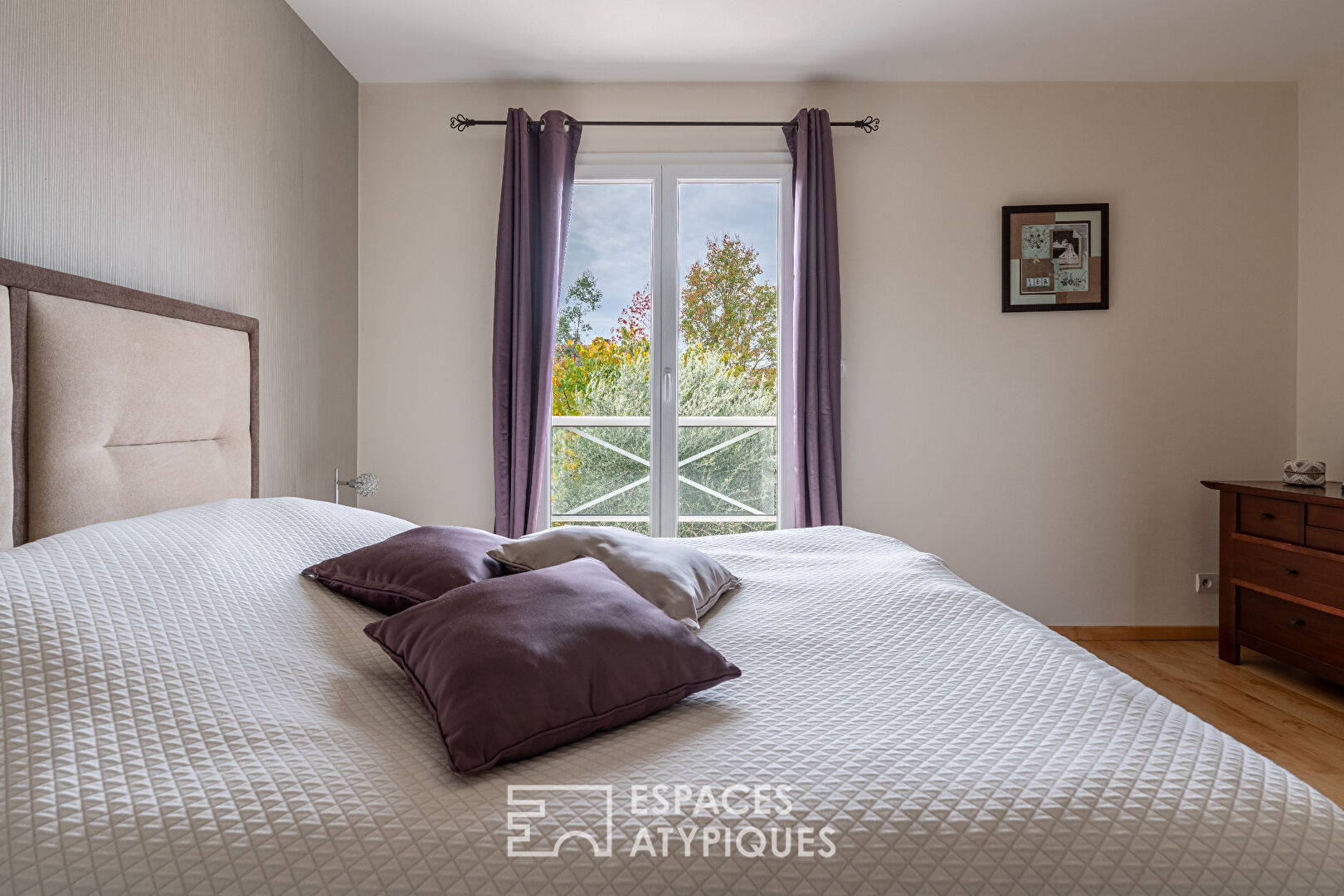 Maison en impasse avec jardin intime et piscine couverte, au cœur du bourg.
