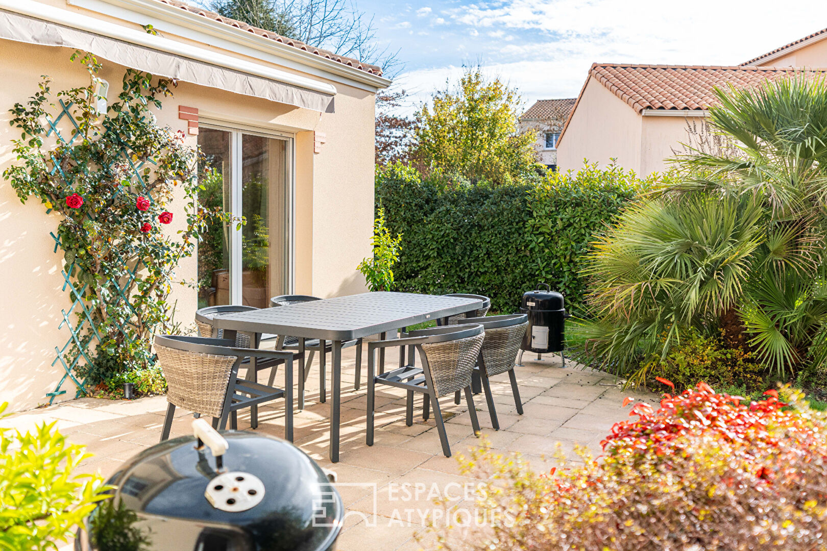 Maison en impasse avec jardin intime et piscine couverte, au cœur du bourg.