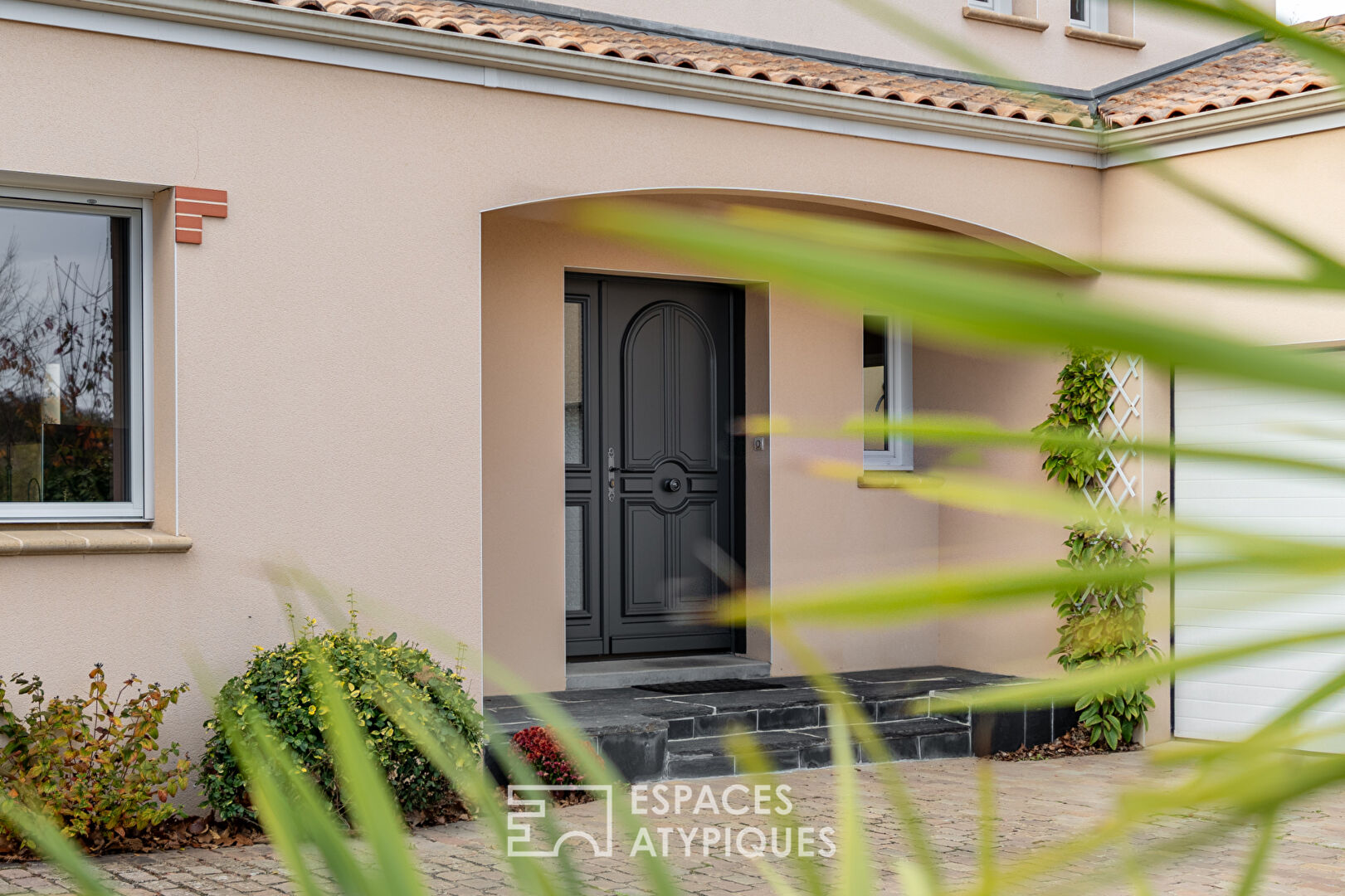 Maison en impasse avec jardin intime et piscine couverte, au cœur du bourg.