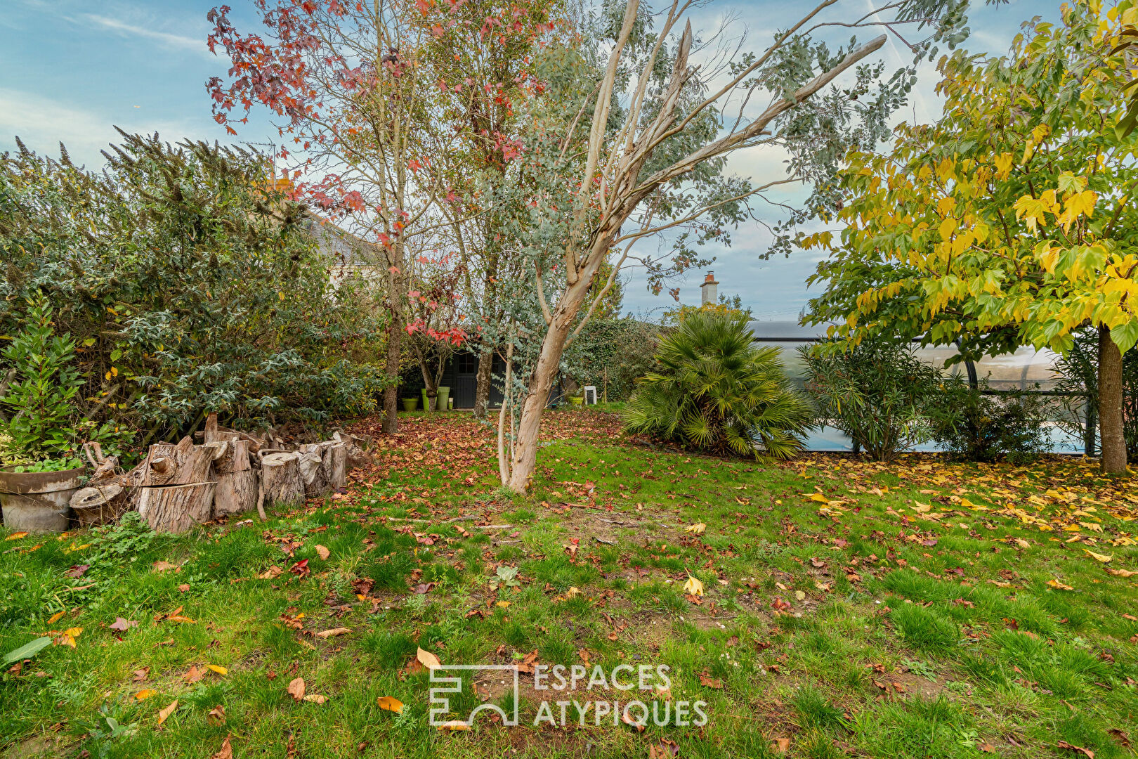 Maison en impasse avec jardin intime et piscine couverte, au cœur du bourg.