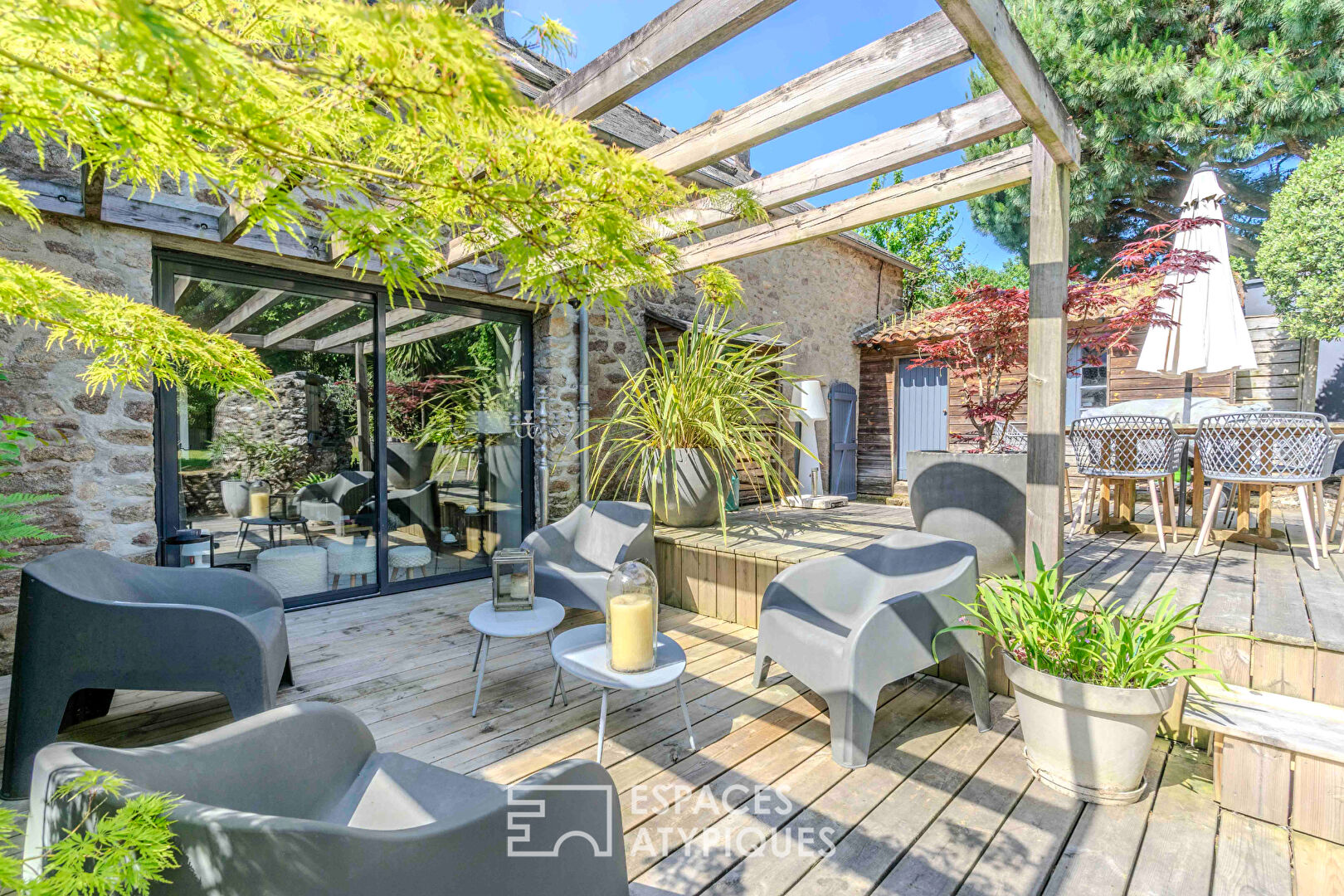 Maison familiale en pierre, terrasses, écrin de verdure à deux pas de Nantes