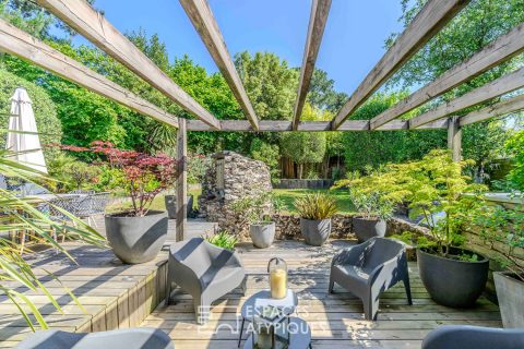 Maison familiale en pierre, terrasses, écrin de verdure à deux pas de Nantes