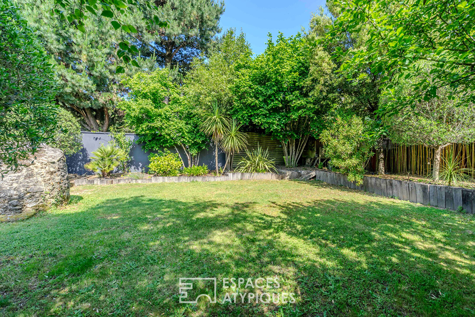Maison familiale en pierre, terrasses, écrin de verdure à deux pas de Nantes