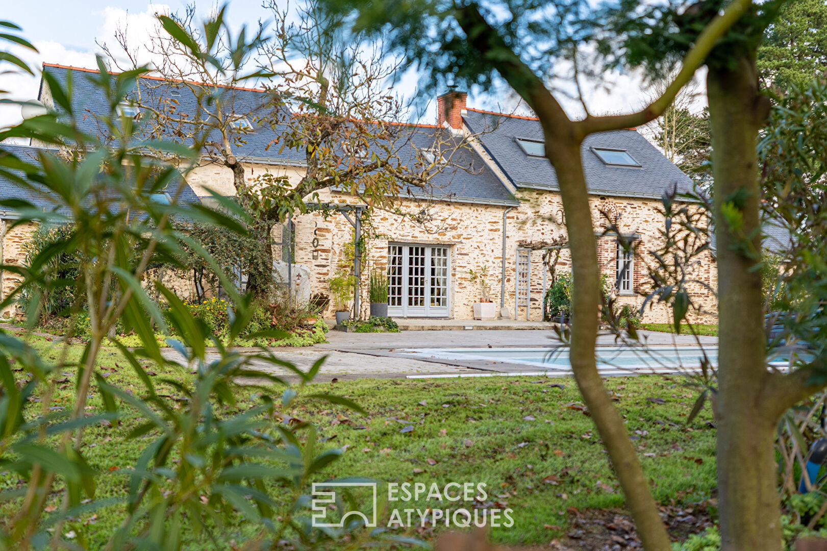 Sublime Longère dans son écrin de verdure Nord de Nantes