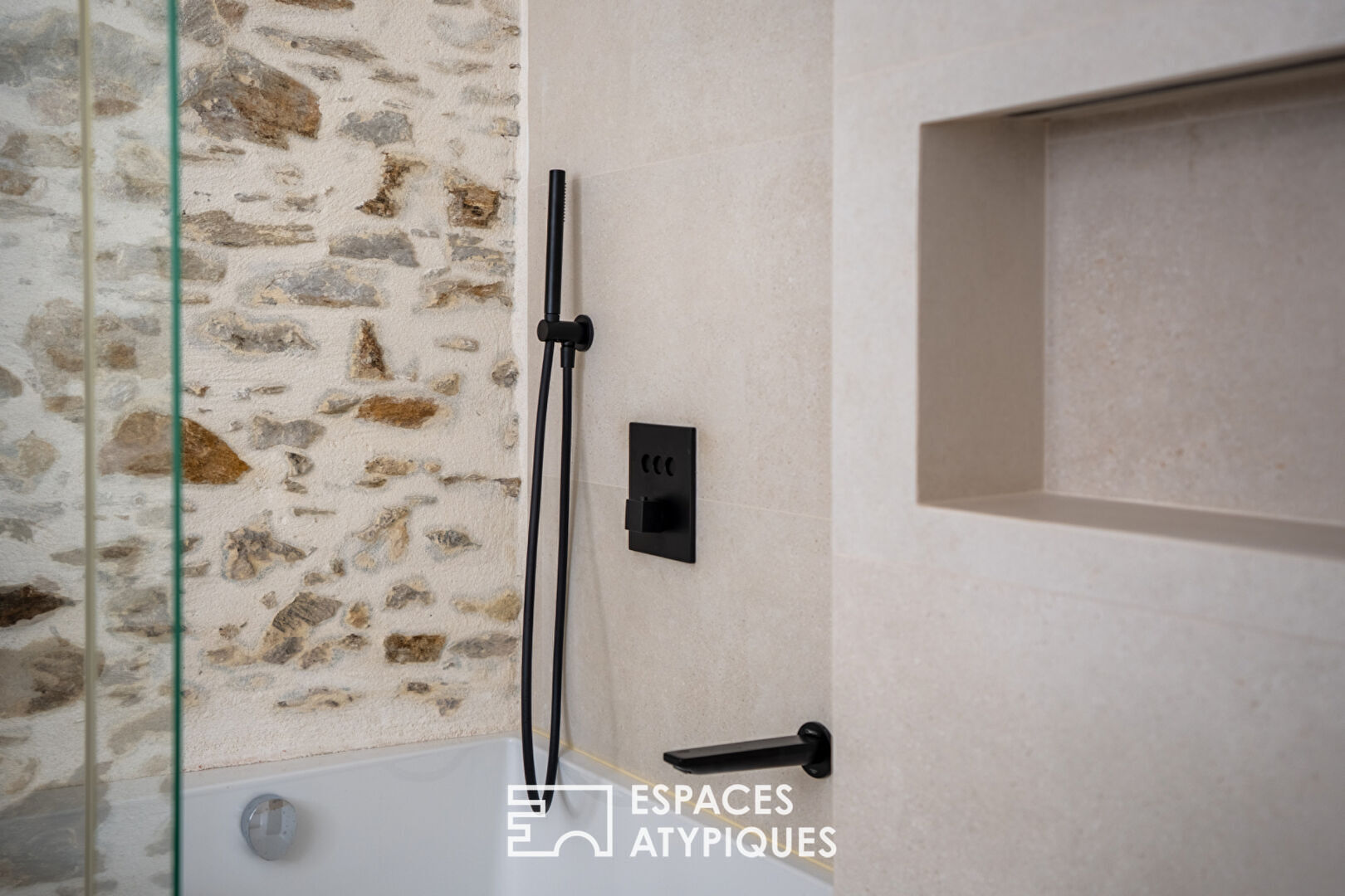 Superb apartment with garden between St Donatien and the train station.