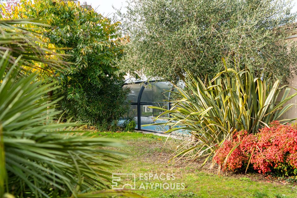 Maison en impasse avec jardin intime et piscine couverte, au coeur du bourg.