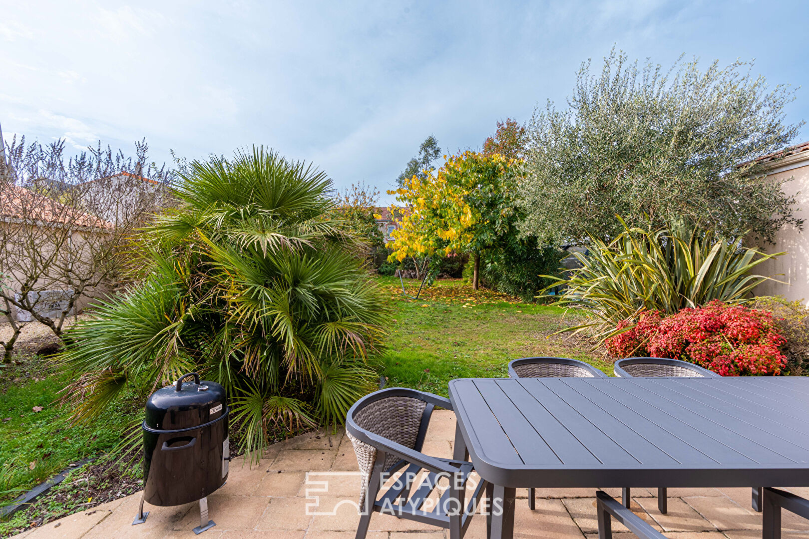 Maison en impasse avec jardin intime et piscine couverte, au coeur du bourg.