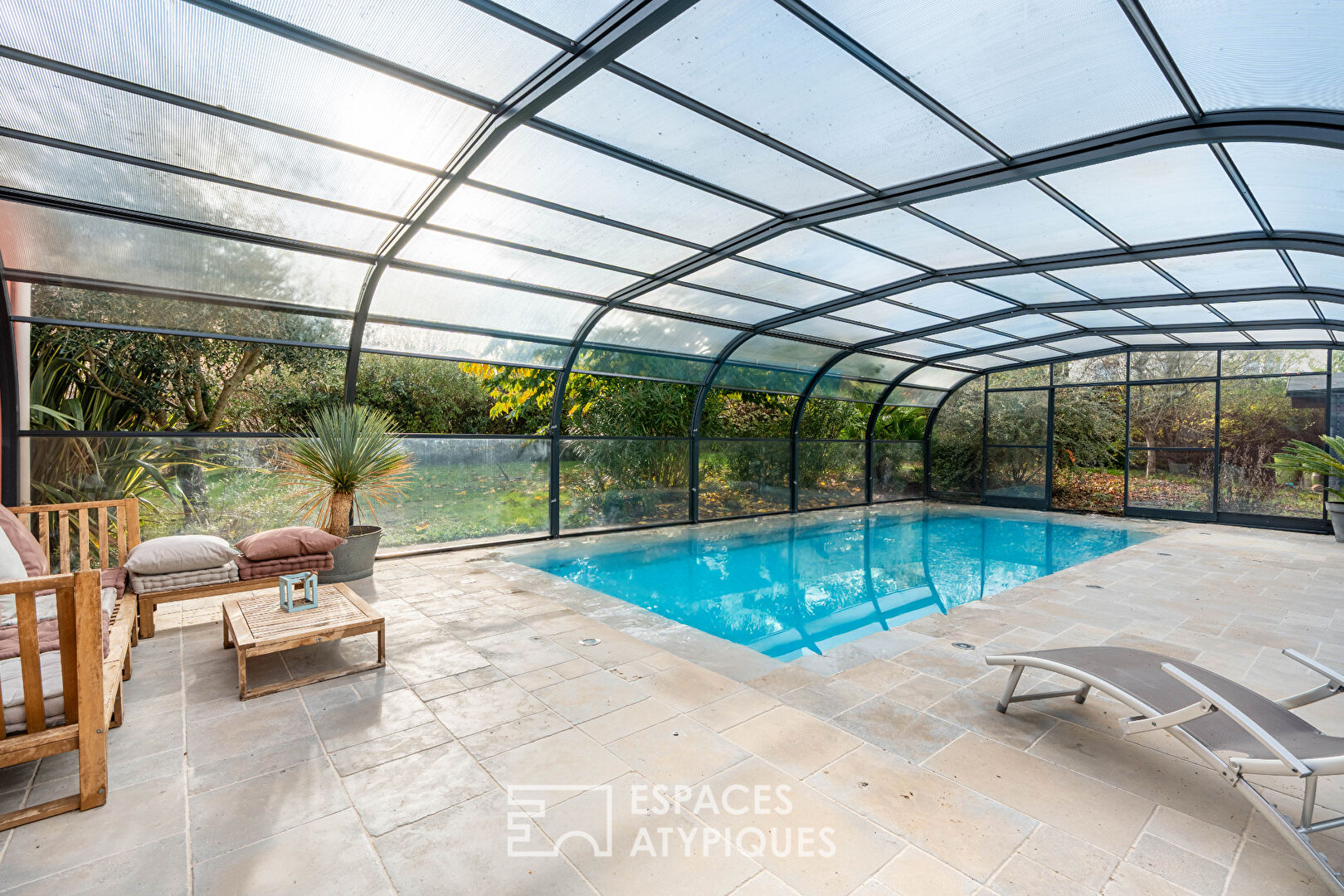 Maison en impasse avec jardin intime et piscine couverte, au coeur du bourg.