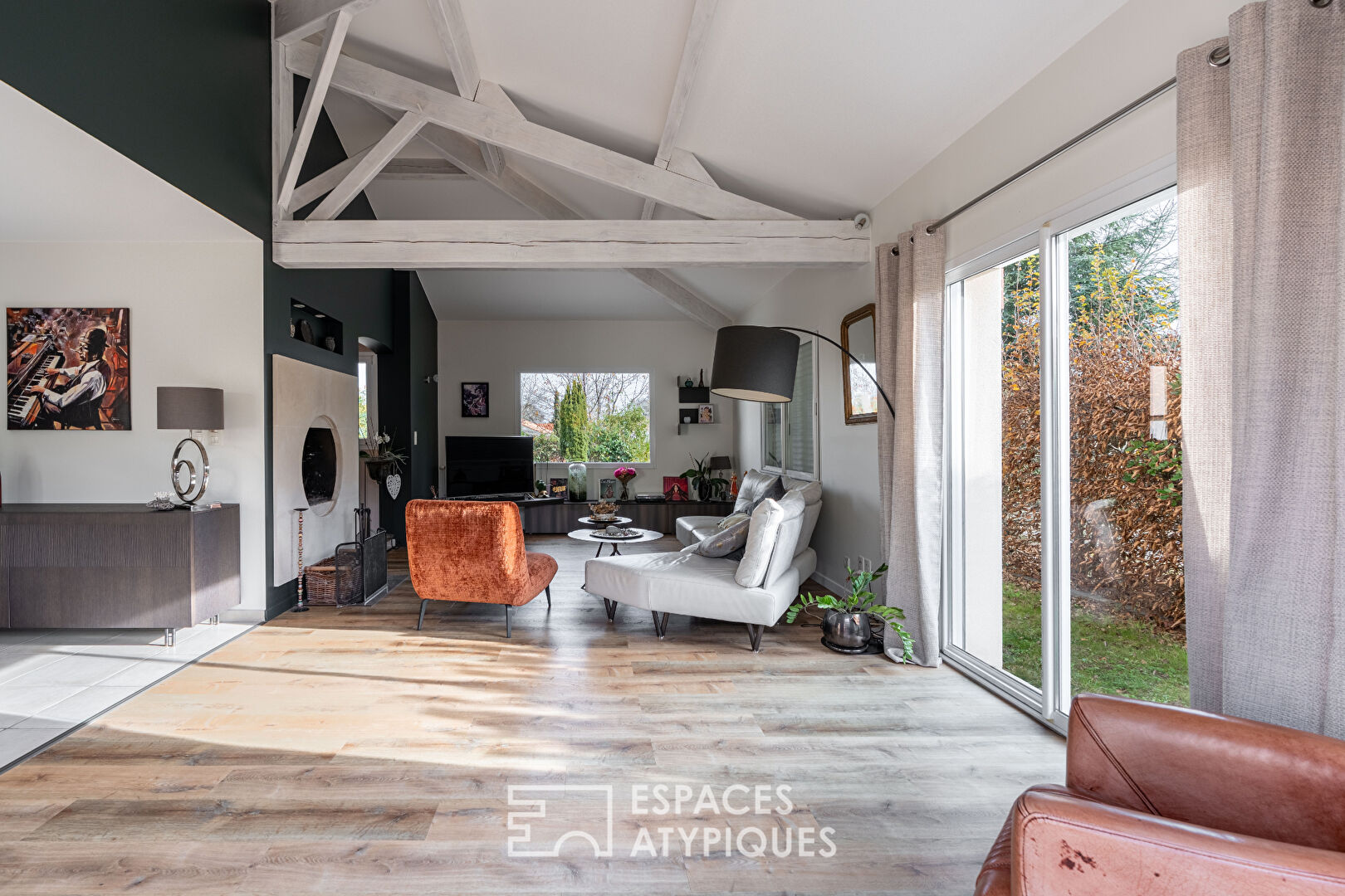 Maison en impasse avec jardin intime et piscine couverte, au coeur du bourg.