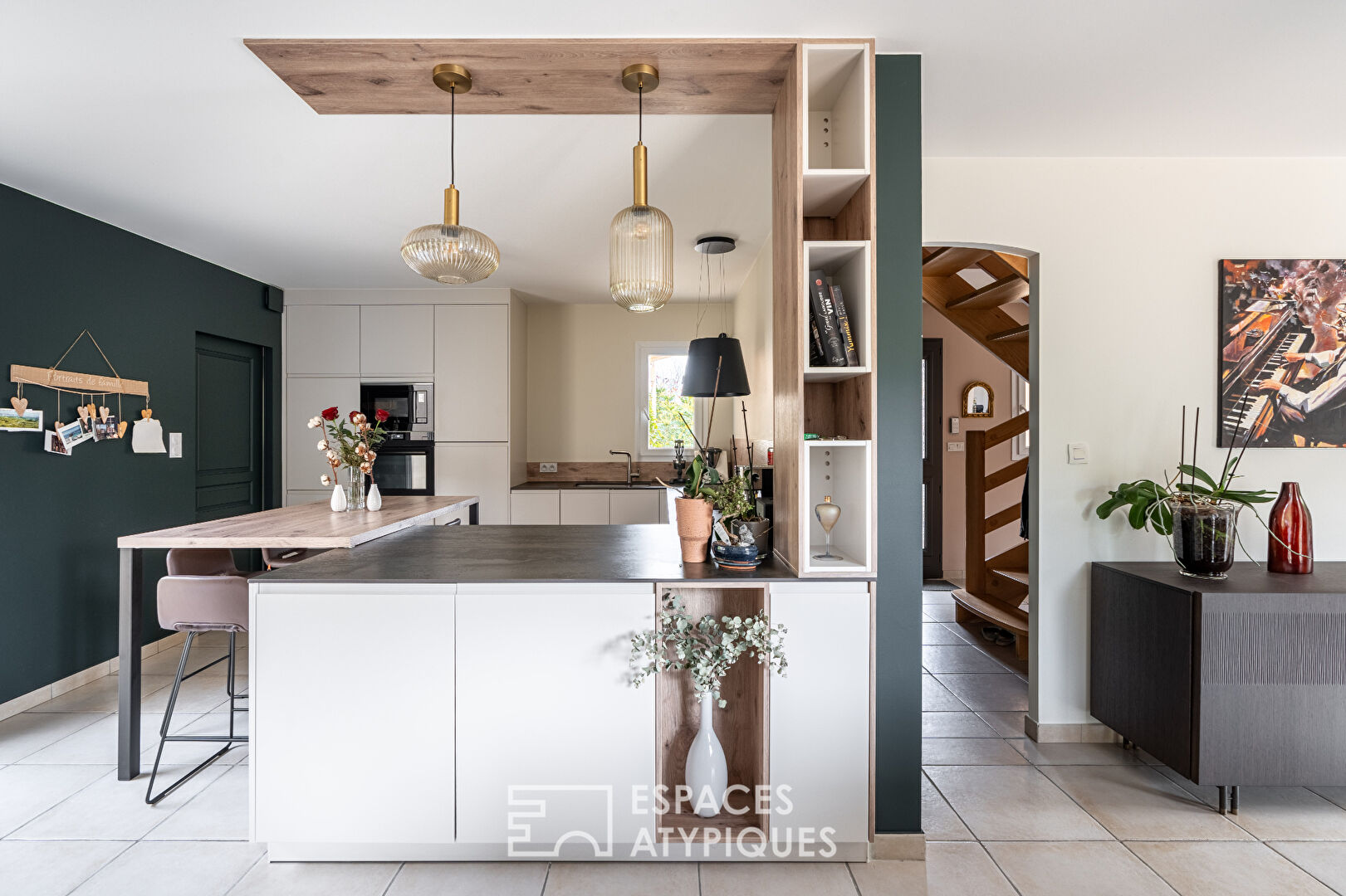 Maison en impasse avec jardin intime et piscine couverte, au coeur du bourg.