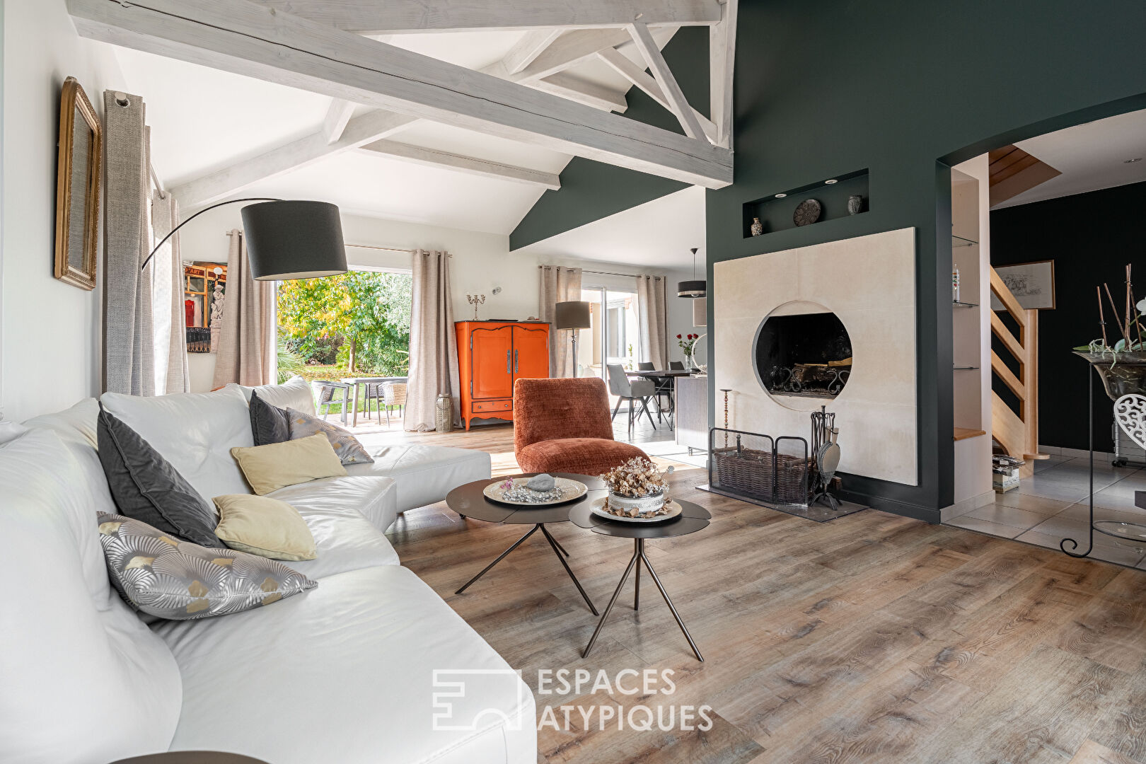 Maison en impasse avec jardin intime et piscine couverte, au coeur du bourg.