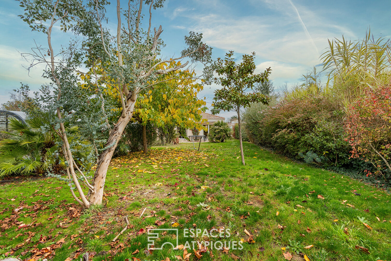 Maison en impasse avec jardin intime et piscine couverte, au coeur du bourg.