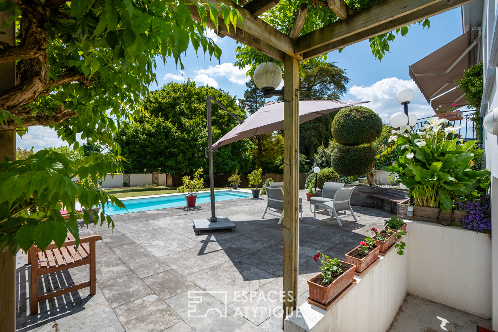 Maison familiale avec piscine, studio et dépendance dans le coeur de Vallet