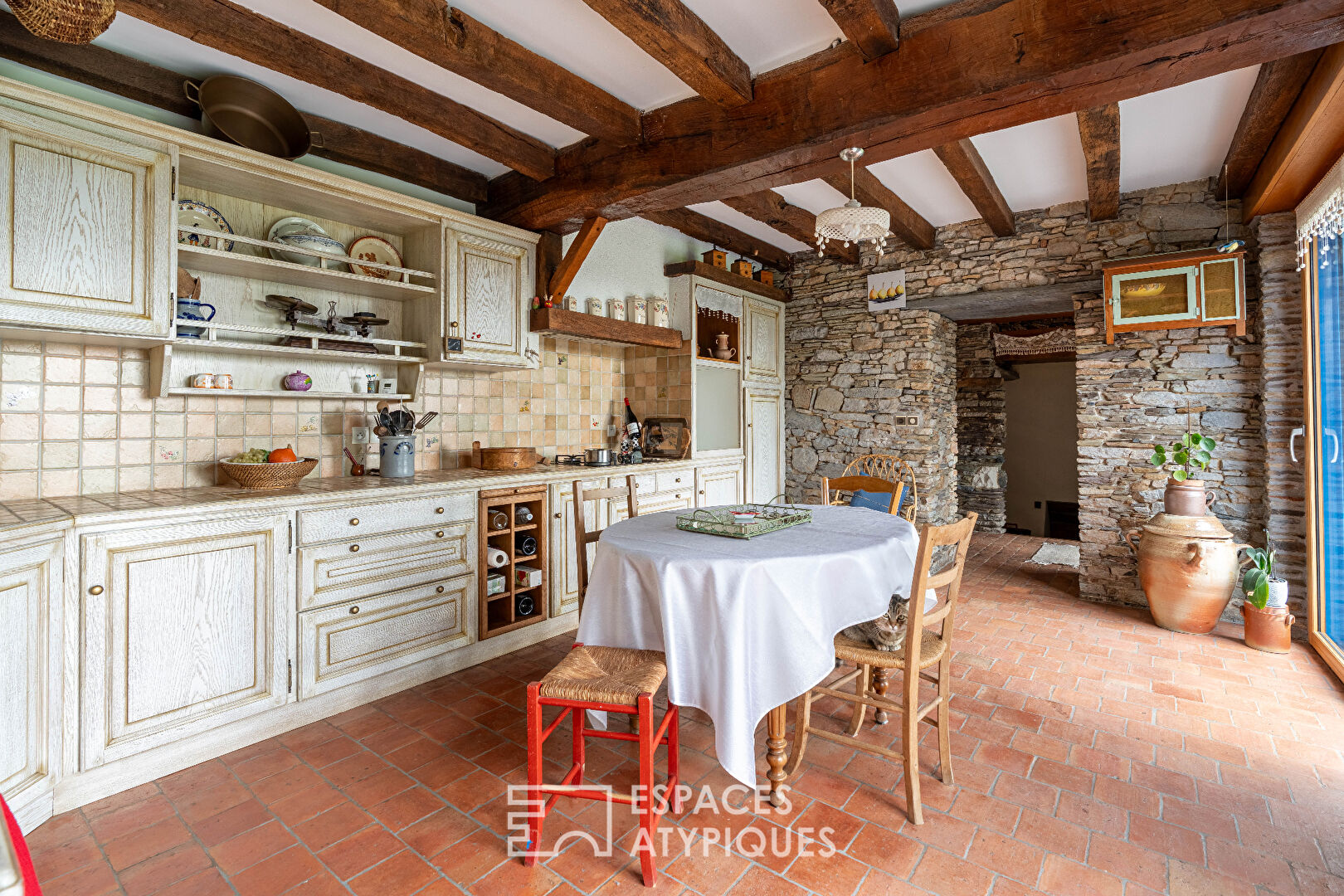 Longère du XVe siècle revisitée : Élégance patrimoniale aux portes de Riaillé