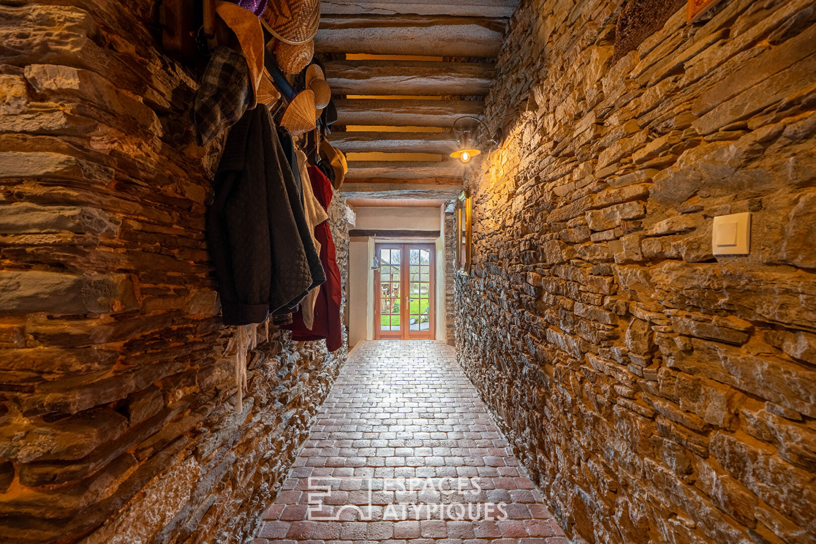 Longère du XVe siècle revisitée : Élégance patrimoniale aux portes de Riaillé