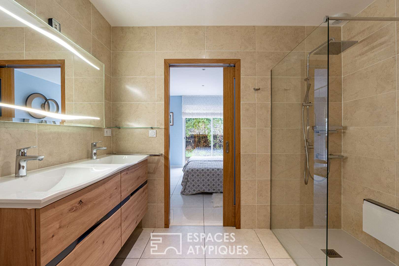 Maison familiale à l&rsquo;abri des regards, à quelques pas de l&rsquo;océan.