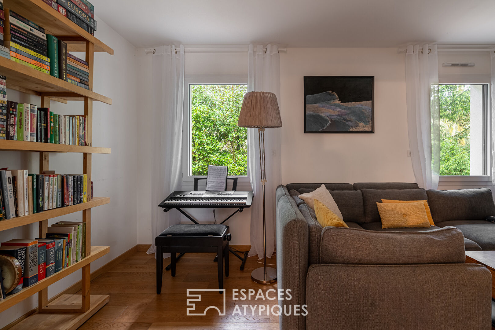 Villa de plain pied sur son vaste jardin arboré au coeur des rochelets