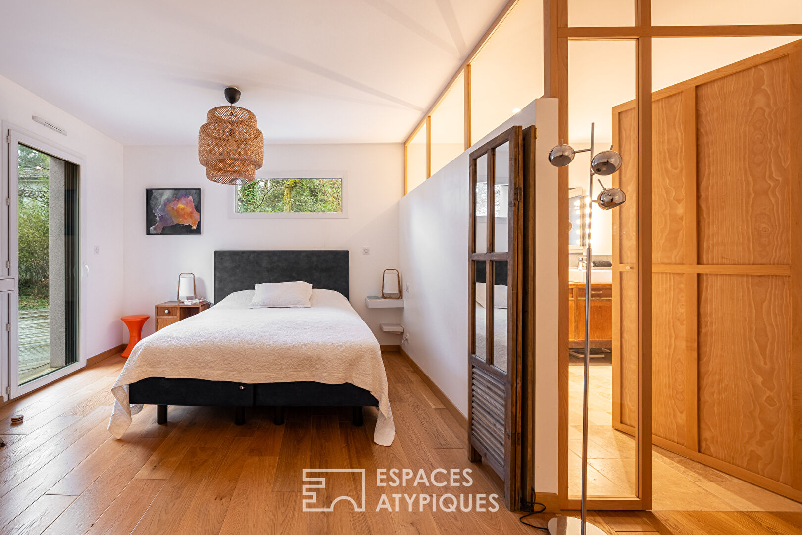 Villa de plain pied sur son vaste jardin arboré au coeur des rochelets