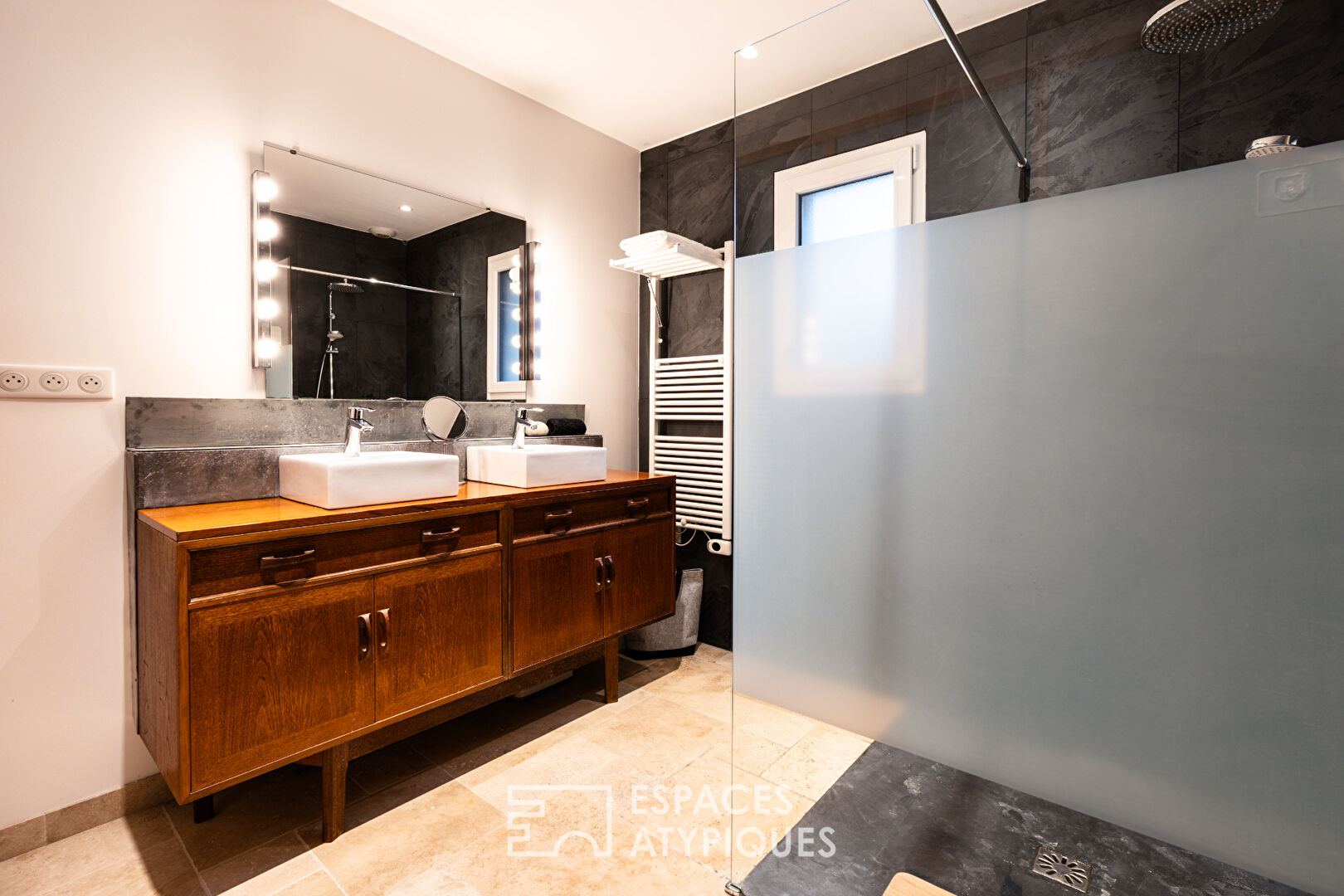 Villa de plain pied sur son vaste jardin arboré au coeur des rochelets