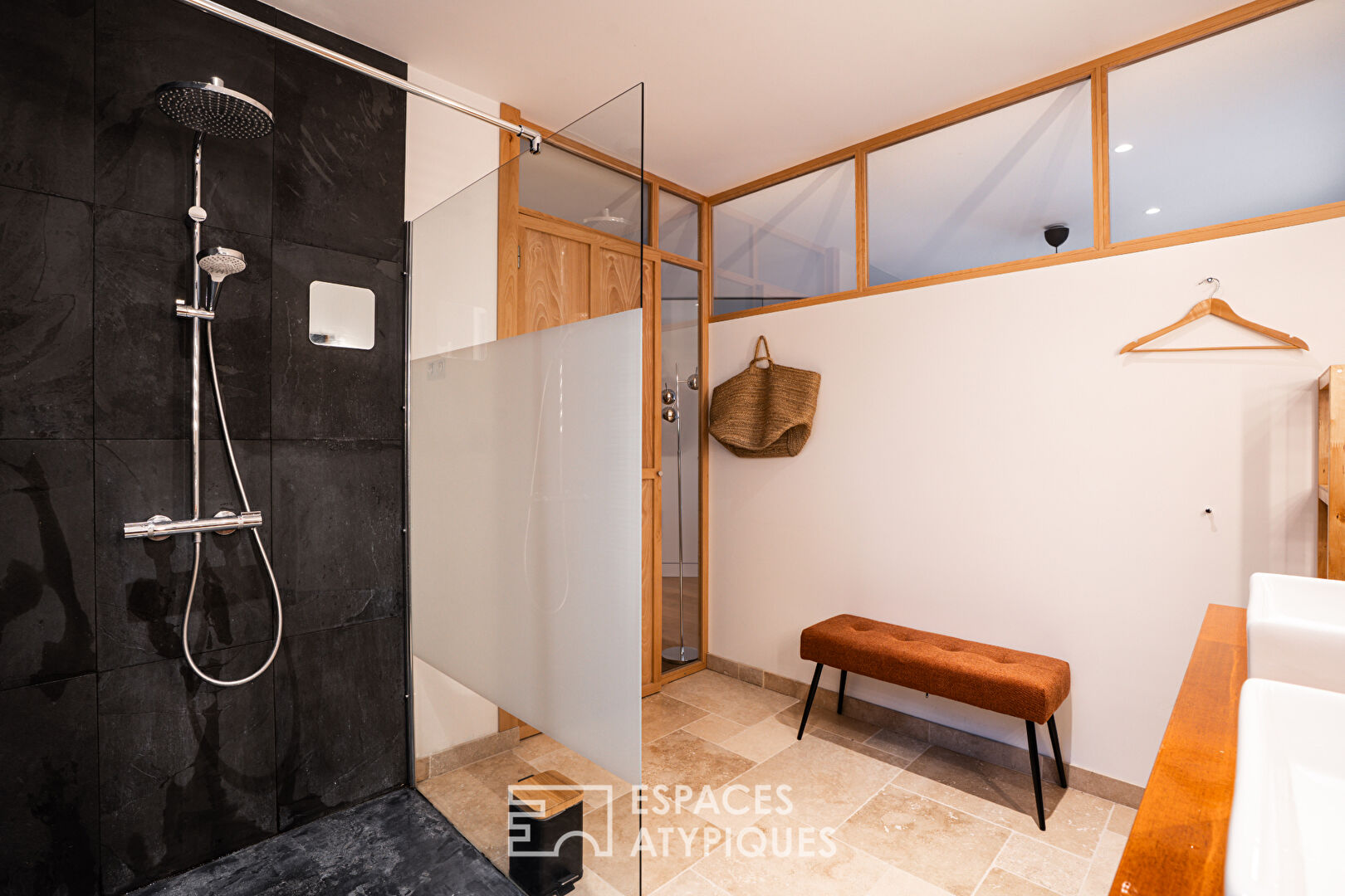 Villa de plain pied sur son vaste jardin arboré au coeur des rochelets