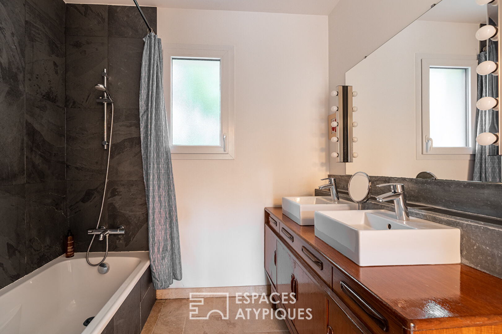 Villa de plain pied sur son vaste jardin arboré au coeur des rochelets