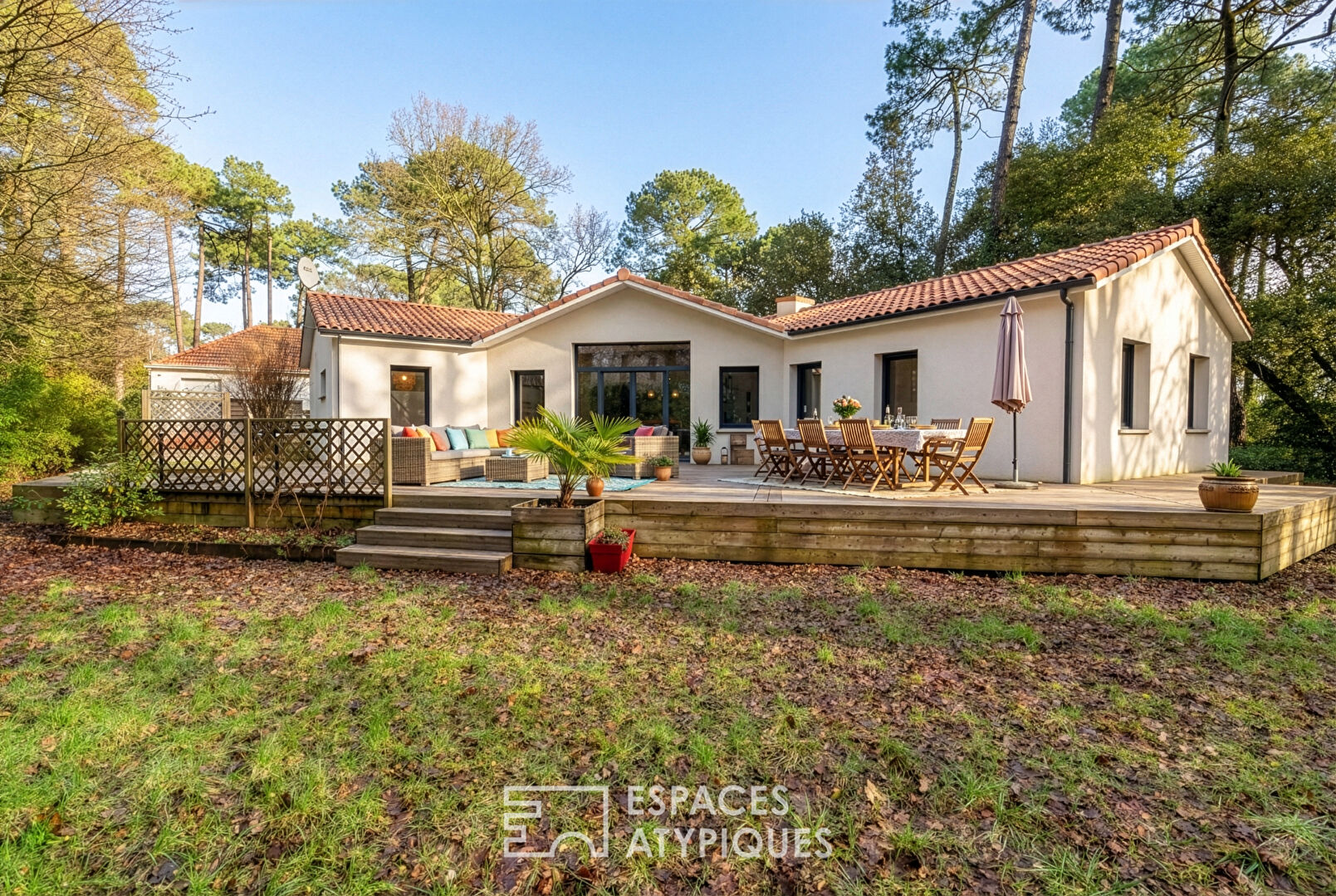 Villa de plain pied sur son vaste jardin arboré au coeur des rochelets
