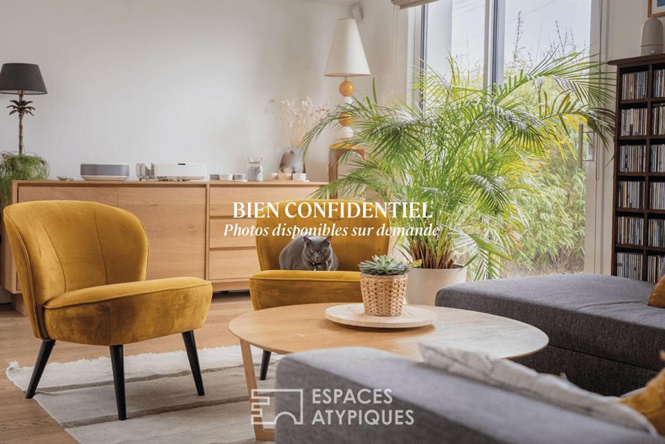 Jolie familiale baignée de lumière, terrasse bois et jardin paysagé.