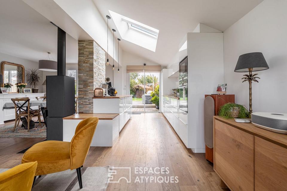 Jolie familiale baignée de lumière, terrasse bois et jardin paysagé.