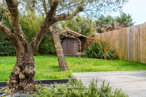 Jolie familiale baignée de lumière, terrasse bois et jardin paysagé.
