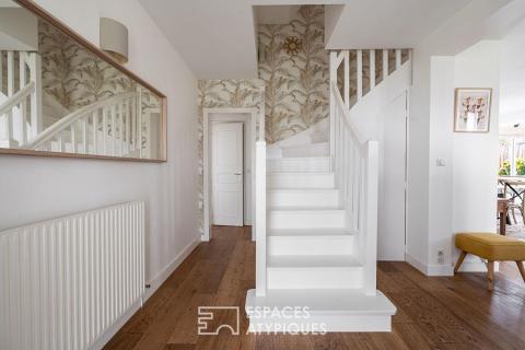 Jolie familiale baignée de lumière, terrasse bois et jardin paysagé.