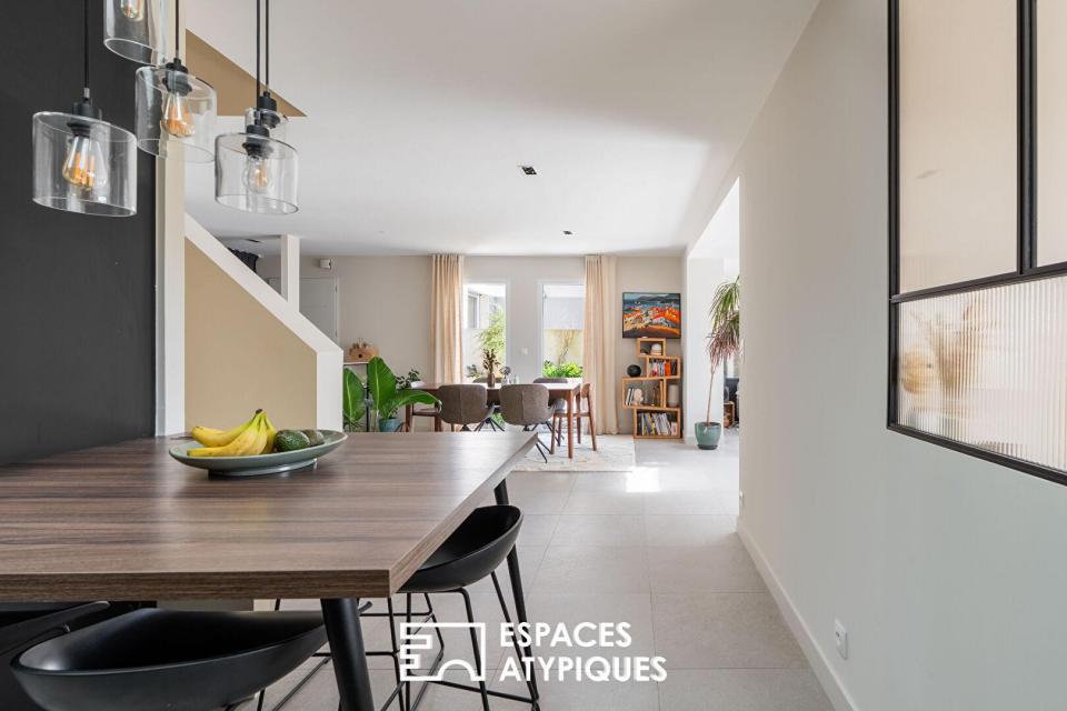 Maison contemporaine et sa vie de plain pied sur piscine