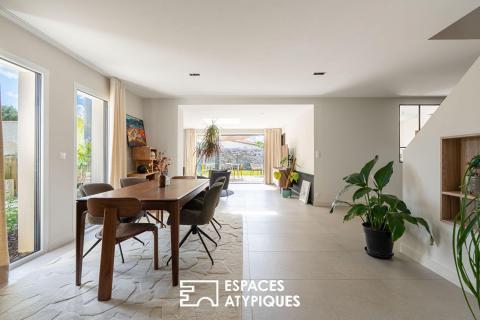 Maison contemporaine et sa vie de plain pied sur piscine