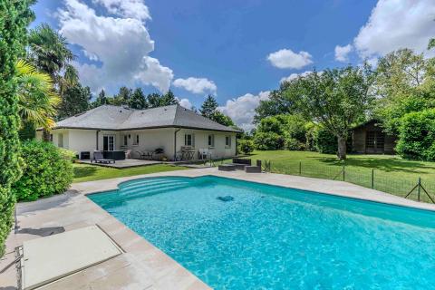 Maison d&rsquo;architecte sur son parc arboré, piscine et dépendance.