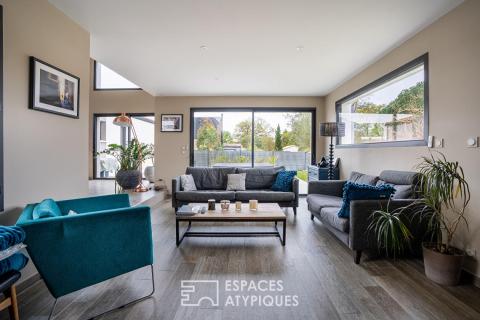 Maison contemporaine de plain-pied avec jardin et jacuzzi