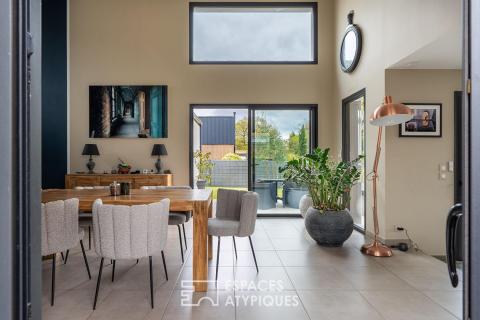 Maison contemporaine de plain-pied avec jardin et jacuzzi