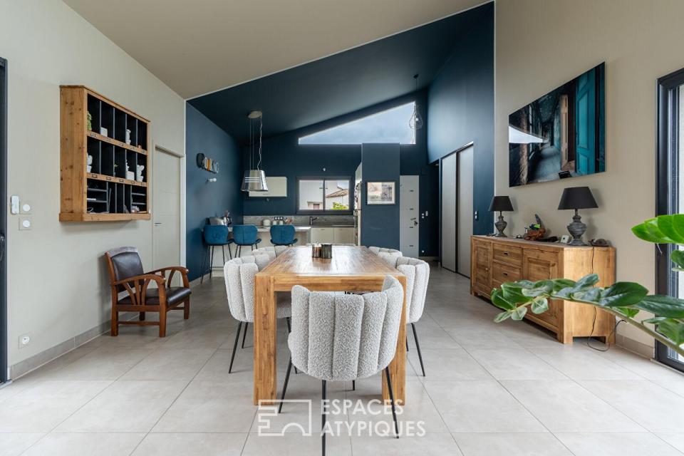 Maison contemporaine de plain-pied avec jardin et jacuzzi