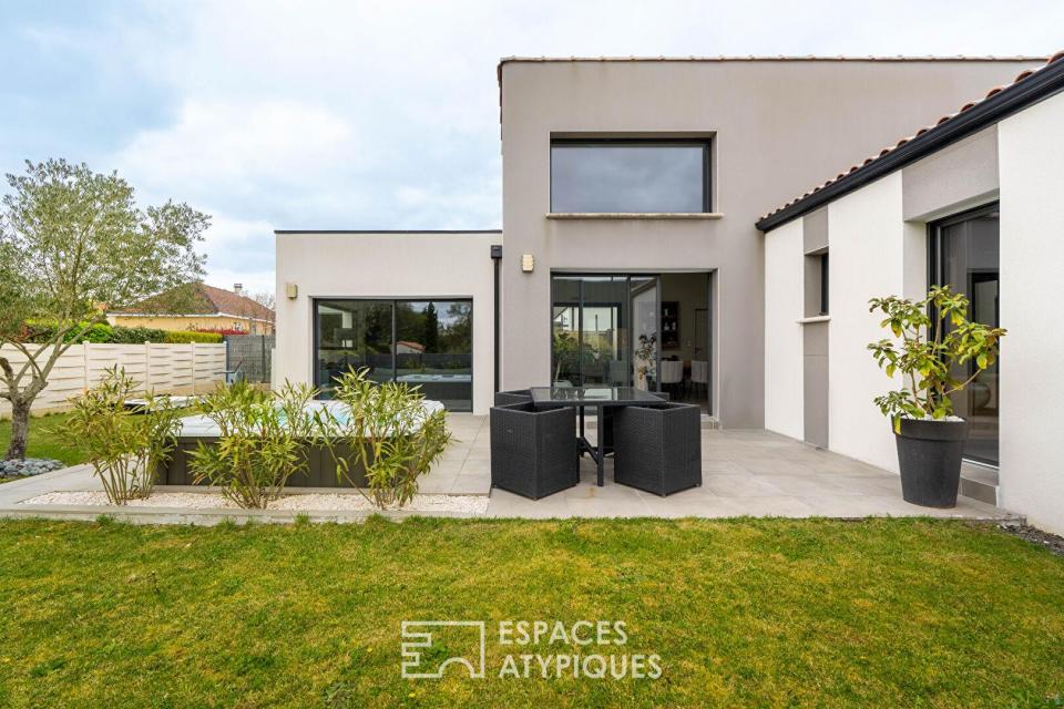 Maison contemporaine de plain-pied avec jardin et jacuzzi