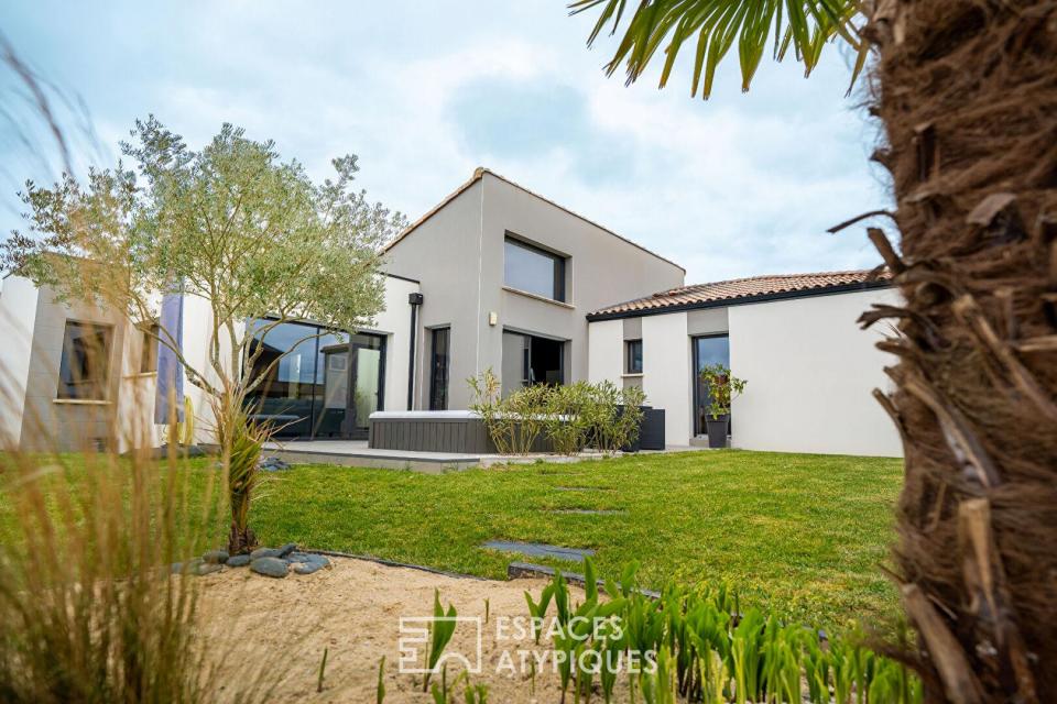 Maison contemporaine de plain-pied avec jardin et jacuzzi