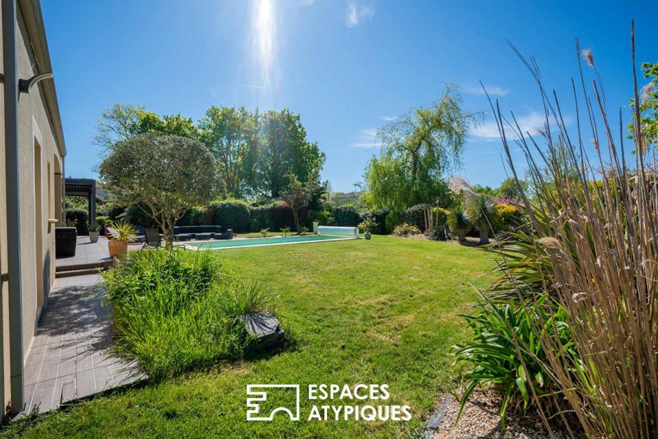 Maison familiale sur jardin paysagé et piscine en impasse